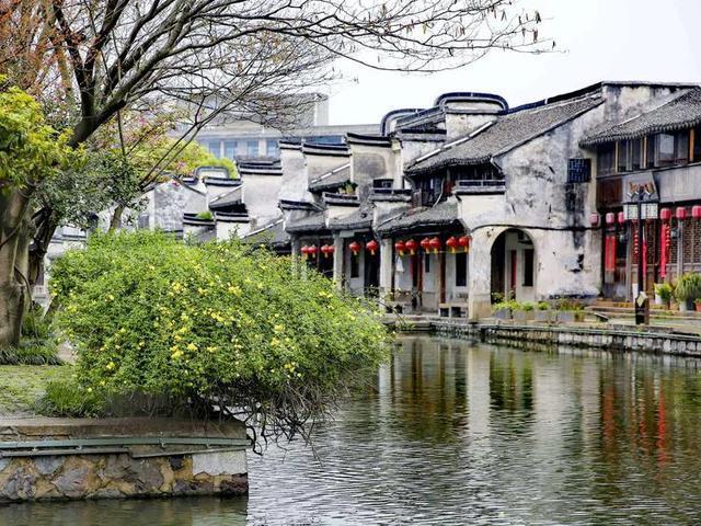 肖战立牌登陆马来西亚,共29个地方,首日排起60米长队